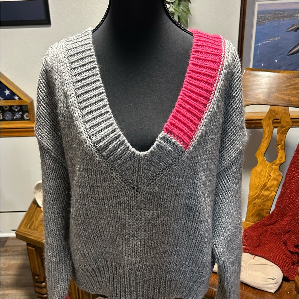 Day & Moon Gray and Pink V-Neck Cropped Style Sweater Women’s Size Medium